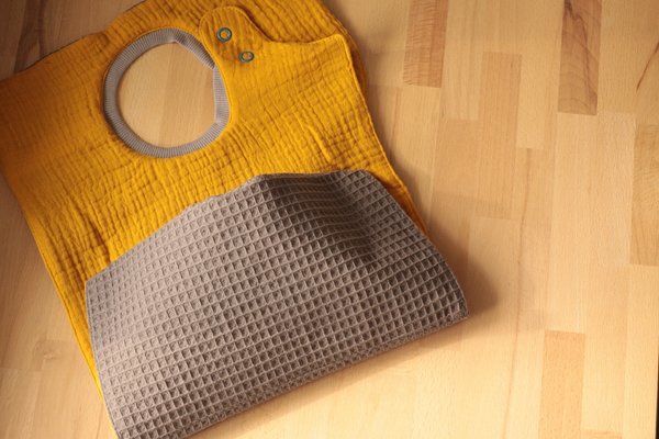 Textiles Lätzchen für Kleinkinder mit Auffangtasche